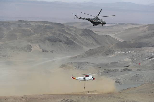Mi-171Sh-P de la Aviación del Ejercito dando cobertura a un Sikorsky UH-3H Sea King mientras realiza una Operación Fast Rope.