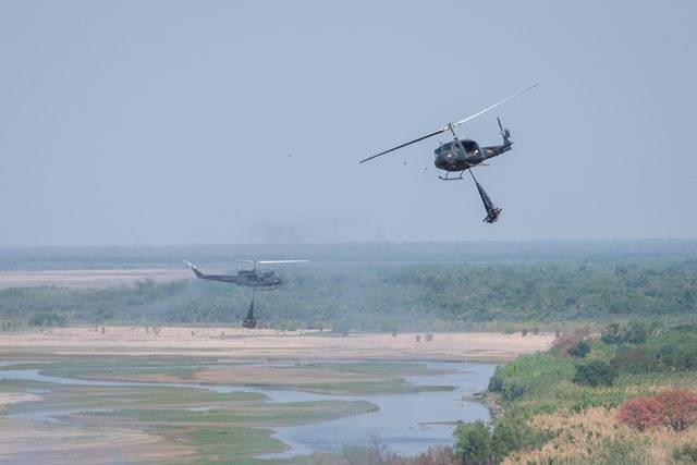 Los Bell mueven cargas en sus eslingas