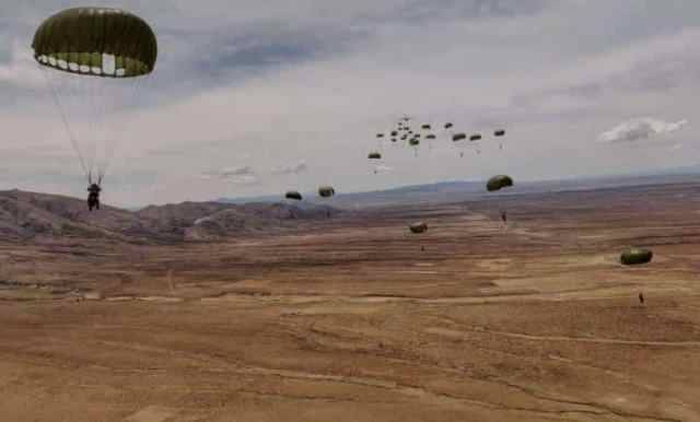 Centenares de paracaidistas fueron lanzados en eta maniobra