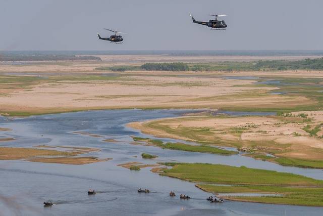 Tropas de Ingenieros con sus botes se mueven cerca de un puente otro objetivo