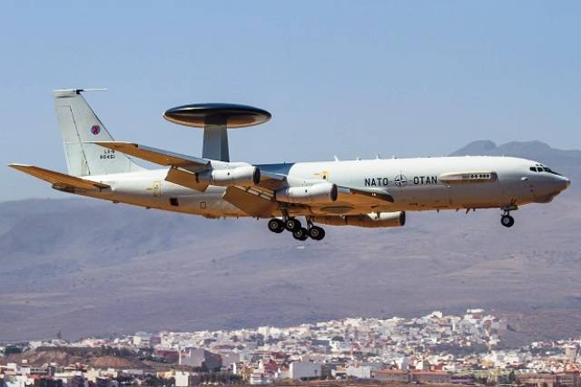 Los ojos y oídos de los aviones de combate participantes, el Boeing E-3 Sentry de la OTAN.