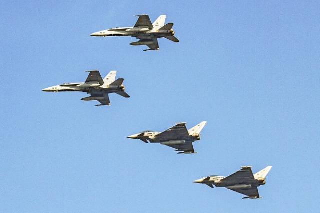 Formación de F/A-18A  y Eurofighter realizando un inicial sobre la base aérea de Gando.