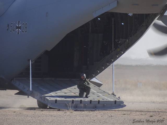 Un loadmaster (supervisor de carga) de la Luftwaffe en la rampa del A400M preparando una maniobra de descarga de combate con los motores en marcha. El ETAP no es solo un exigente curso para pilotos, sino tambin para mecnicos, supervisores y dems tripulacin de los aviones. 