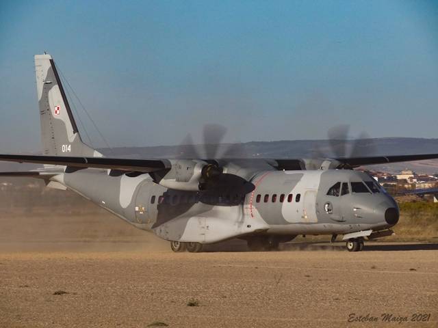 El C295 de la Fuerza Area Polaca rodando hasta el punto donde efectuar una infiltracin de personal simulada. 