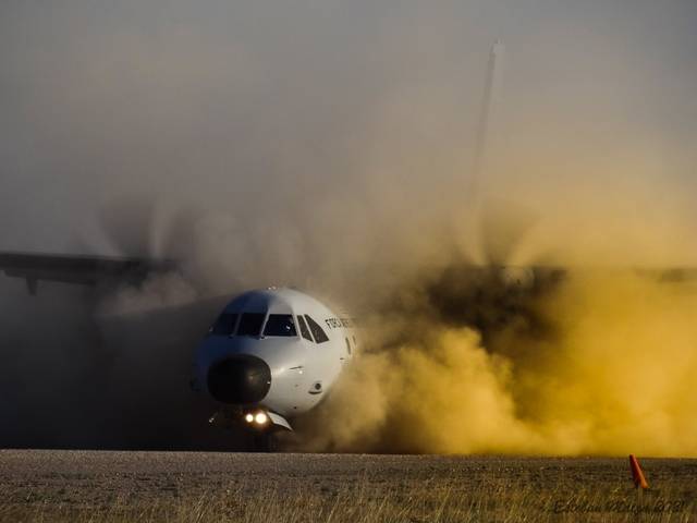 El C-295 de la Fuerza Area Portuguesa efectuando una maniobra de frenado con la reversa en los motores activada dejando una nube de polvo y tierra a su paso. 