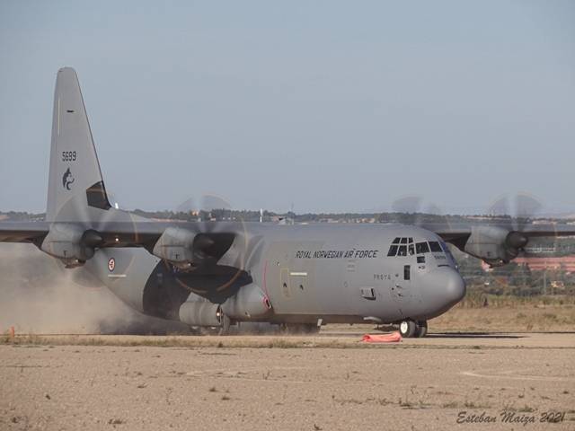 El C130J de la Real Fuerza Area Noruega rodando por la pista de tierra hacia la cabecera para efectuar una infiltracin de personal. 