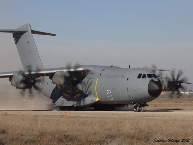 El A400M del Ejrcito del Aire rodando por la pista tras efectuar un aterrizaje tctico. Es la primera vez que el Ala 31 participa en un curso avanzado de transporte areo tctico con el T.23. 