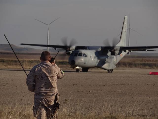 Un controlador de combate del EADA autoriza el despegue al C295 del Ala 35 del Ejrcito del Aire Espaol. 