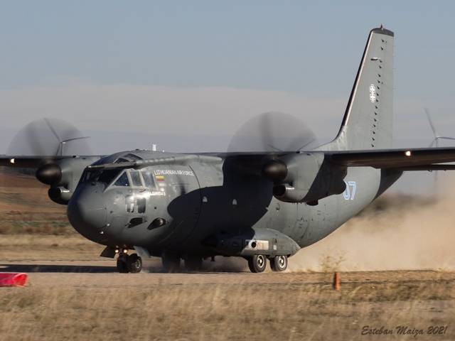 El C27J Spartan de la Fuerza Aérea de Lituania iniciando carrera para despegar tras haber entregado una carga en el aeródromo de Ablitas. 