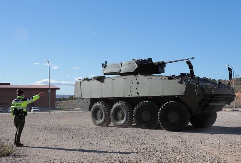 El VCR 8x8 "Dragón" girando, con los dos ejes delanteros. El VCR 8x8 "Dragón" girando, con los dos ejes delanteros.