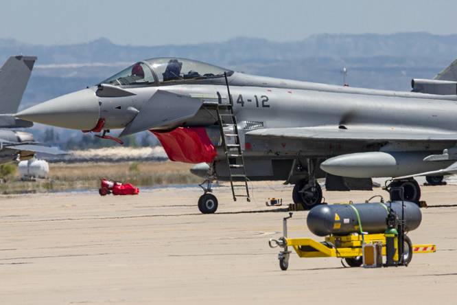 Es habitual la participación de pilotos y aeronaves de este ALA en los más importantes y exigentes ejercicios aéreos y cursos de la OTAN como los TLP llevados a cabo en Albacete.