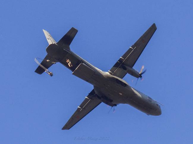 Un C-295 efectuando el lanzamiento de varios paracaidistas del EADA en modalidad automática a aproximadamente mil pies de altura. Un C-295 efectuando el lanzamiento de varios paracaidistas del EADA en modalidad automática a aproximadamente mil pies de altura.