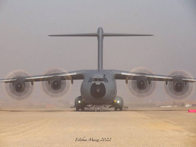 Un A400M del Ala 31 levantando una nube de polvo con la potencia de sus cuatro motores mientras se dirige a la cabecera de la pista del aeródromo de Ablitas. Un A400M del Ala 31 levantando una nube de polvo con la potencia de sus cuatro motores mientras se dirige a la cabecera de la pista del aeródromo de Ablitas.
