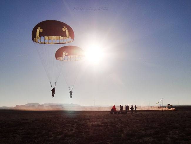 Dos paracaidistas del EADA caen lentamente sobre el punto de impacto tras haber saltado desde un C-295 en modalidad automática. Dos paracaidistas del EADA caen lentamente sobre el punto de impacto tras haber saltado desde un C-295 en modalidad automática.