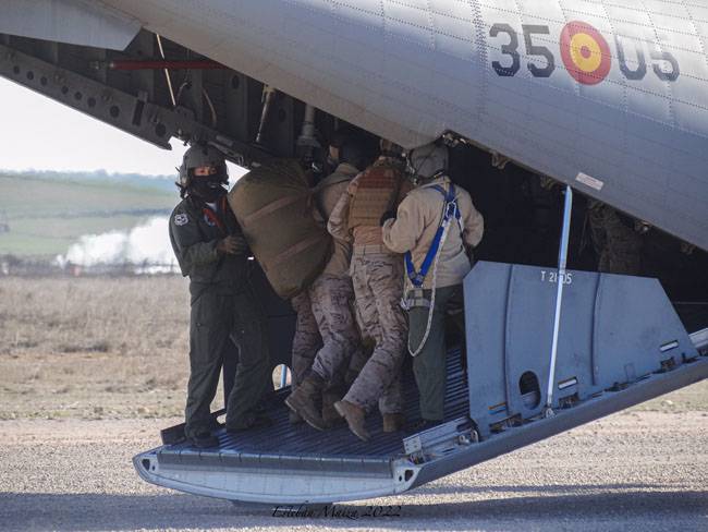 Dos loadmaster del Ala 35 ayudan a embarcar en un C-295 a una patrulla de paracaidistas del EADA después de una secuencia de lanzamientos en modalidades automática y manual. (Texto y fotos Esteban Maiza) Dos loadmaster del Ala 35 ayudan a embarcar en un C-295 a una patrulla de paracaidistas del EADA después de una secuencia de lanzamientos en modalidades automática y manual. (Texto y fotos Esteban Maiza)