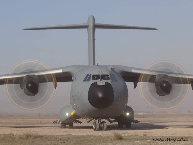 Un A400M rodando por la pista para iniciar el despegue después de haber efectuado varias tomas de máximo esfuerzo en pista de tierra. Un A400M rodando por la pista para iniciar el despegue después de haber efectuado varias tomas de máximo esfuerzo en pista de tierra.