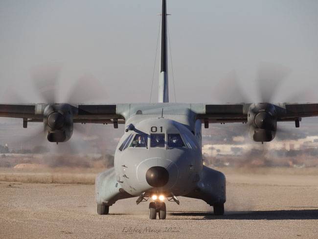 Un C-295 del Ala 35 alineándose con la pista del aeródromo de Ablitas para iniciar una maniobra conocida como despegue táctico a baja altitud. Un C-295 del Ala 35 alineándose con la pista del aeródromo de Ablitas para iniciar una maniobra conocida como despegue táctico a baja altitud.
