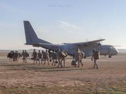 Varios paracaidistas del EADA embarcando en un C-295 para despegar de vuelta a la base a�rea de Zaragoza luego de efectuar un salto en el aer�dromo de Ablitas.