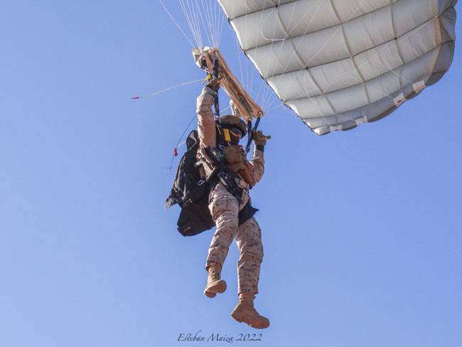 Un paracaidista del EADA completamente equipado para el combate cae hacia el punto de impacto tras haber efectuado un salto en modalidad manual desde un C-295. Un paracaidista del EADA completamente equipado para el combate cae hacia el punto de impacto tras haber efectuado un salto en modalidad manual desde un C-295.