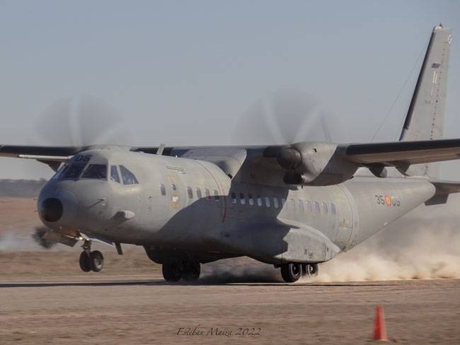Un C-295 en carrera de despegue a toda velocidad para abandonar el aeródromo de Ablitas y recuperarse en la base aérea de Zaragoza. Un C-295 en carrera de despegue a toda velocidad para abandonar el aeródromo de Ablitas y recuperarse en la base aérea de Zaragoza.