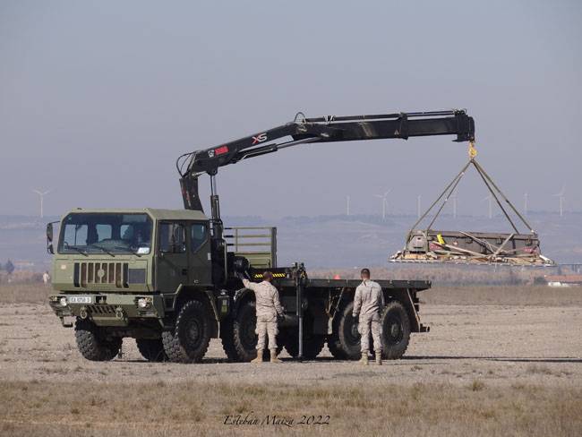 Dos soldados de la sección de cargas del EADA recuperan un pallet de carga depositado en superficie por un C-295 del Ala 35 a través de una maniobra conocida como descarga de combate. Dos soldados de la sección de cargas del EADA recuperan un pallet de carga depositado en superficie por un C-295 del Ala 35 a través de una maniobra conocida como descarga de combate.