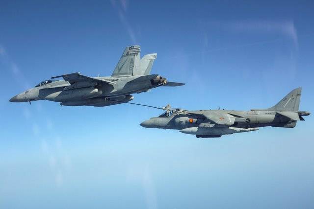 Un “Harrier español repostando de un F/A-18E norteamericano del VFA-211 (US Navy) Un “Harrier español repostando de un F/A-18E norteamericano del VFA-211 (US Navy)