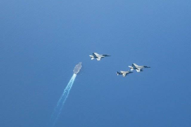 Formación de dos F/A-18 Súper Hornet y un Harrier volando cerca del portaaviones “Harry S. Truman”. (foto US Navy) Formación de dos F/A-18 Súper Hornet y un Harrier volando cerca del portaaviones “Harry S. Truman”. (foto US Navy)