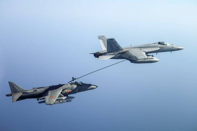 Momento en que un F/A-18E de la US Navy reposta a un Harrier español. (foto US Navy)