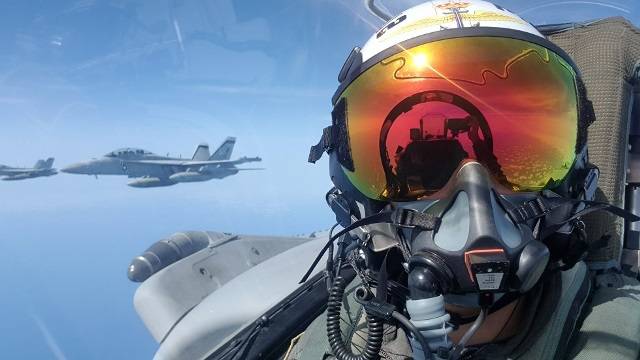 Magnifico selfie del piloto de un Harrier volando en formación con un F/A-18F del VFA-211. (foto US Navy)