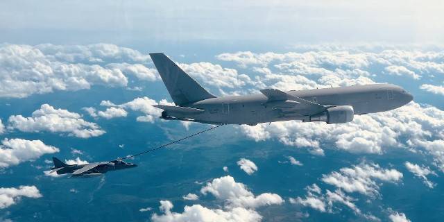 Un Harrier repostando de un cisterna Boeing KC-767A de la Fuerza Aérea de Italia. (foto Armada) Un Harrier repostando de un cisterna Boeing KC-767A de la Fuerza Aérea de Italia. (foto Armada)