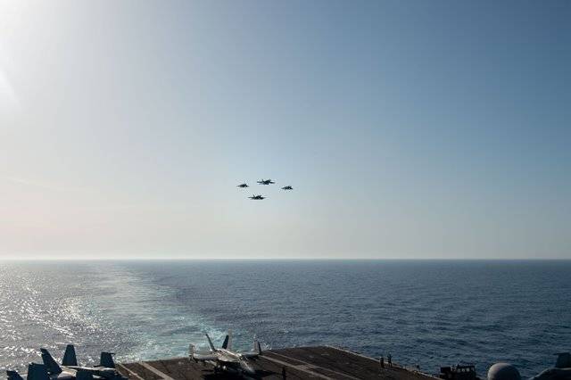 Una formación de Harrier y Súper Hornet se acercan al portaaviones Harry S. Truman. (foto US Navy)