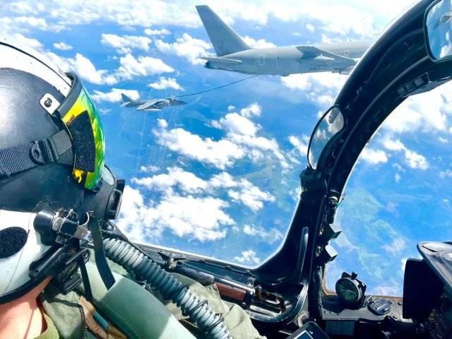 Un piloto de la Armada observa como su compañero reposta su Harrier desde un KC-767A  italiano. (foto Armada)
