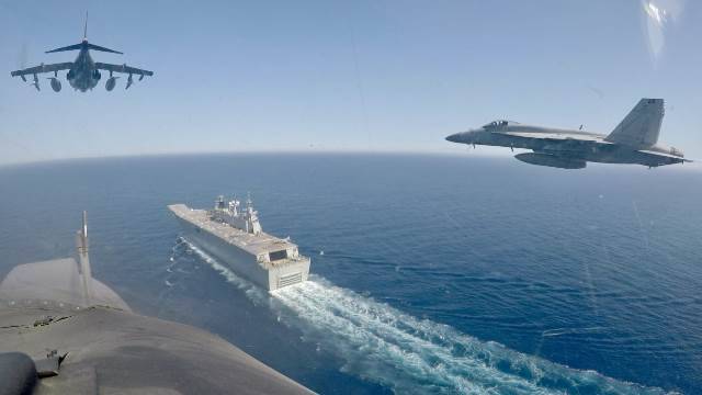 Pasada de la formación de Harrier y Súper Hornet sobre el navío Juan Carlos I. (foto Armada)