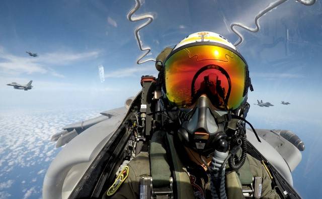 Otro selfie del piloto de un Harrier volando en formación con F-16 griegos (a la izquierda) y Súper Hornet. (foto US Navy)