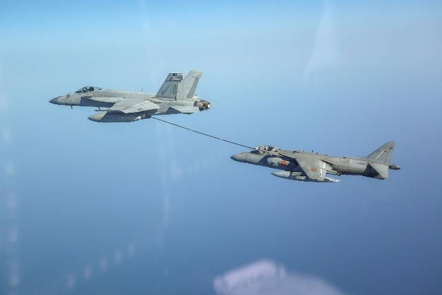 Otra imagen del primer refuelling de los “Harrier” españoles con un F/A-18E norteamericano. (foto US Navy) Otra imagen del primer refuelling de los “Harrier” españoles con un F/A-18E norteamericano. (foto US Navy)