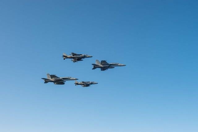 Formación compuesta por dos Harrier y sendos F/A-18E (monoplaza) y un F/A-18F (biplaza). (foto US Navy)