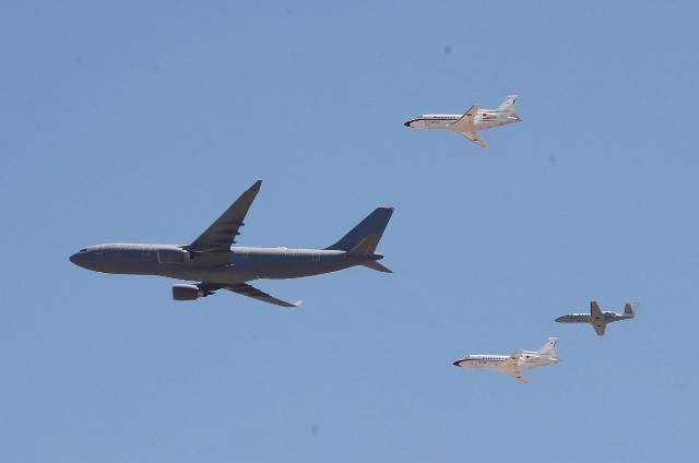 La otra gran novedad del desfile fue el primer Airbus A330 (a la izquierda) incorporado por el Ejército del Aire. (foto Ministerio de Defensa)