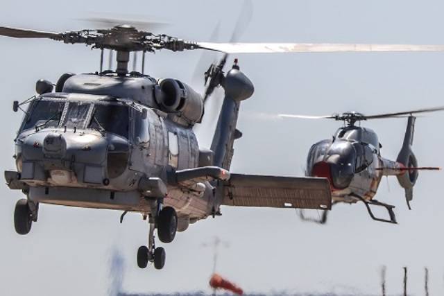 Se pudieron ver helicópteros tanto de la Armada (en primer plano un SH-60B), como del Ejército del Aire, detrás se ve un Airbus Helicopters H120. Se pudieron ver helicópteros tanto de la Armada (en primer plano un SH-60B), como del Ejército del Aire, detrás se ve un Airbus Helicopters H120.