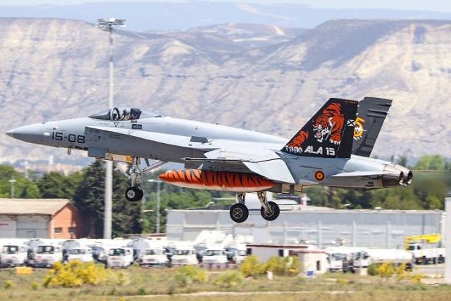 Entre los cazabombarderos EF-18M participantes estaba este con la decoración Tigre del Ala 15.