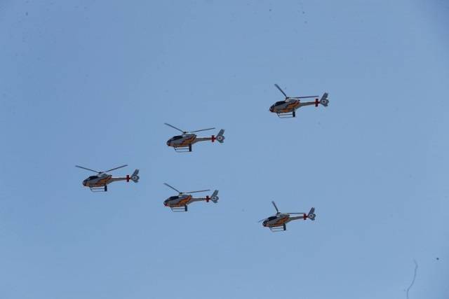 La patrulla Aspa, compuesta por Airbus Helicopters H120  pasando sobre Huesca. (foto Ministerio de Defensa)