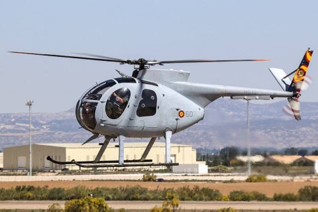 Dos veteranos Hughes 500 de la Armada también participaron en la parada aérea. Dos veteranos Hughes 500 de la Armada también participaron en la parada aérea.