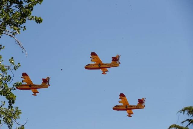 Tres de los veteranos “apagafuegos” CL-215T/CL-415 también participaron en la demostración aérea. (foto Ministerio de Defensa) Tres de los veteranos “apagafuegos” CL-215T/CL-415 también participaron en la demostración aérea. (foto Ministerio de Defensa)