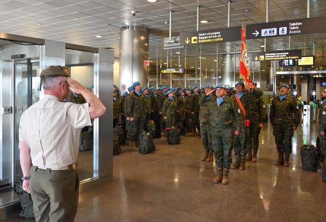 Teniente general recibe al contingente Teniente general recibe al contingente