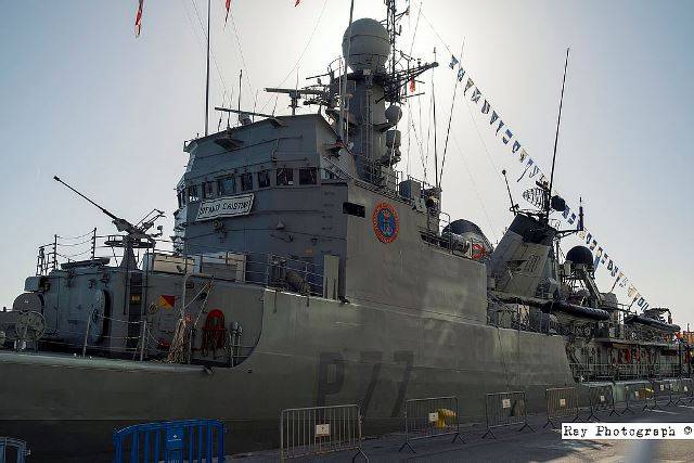 La superestructura del patrullero (Ray Photograph) La superestructura del patrullero (Ray Photograph)