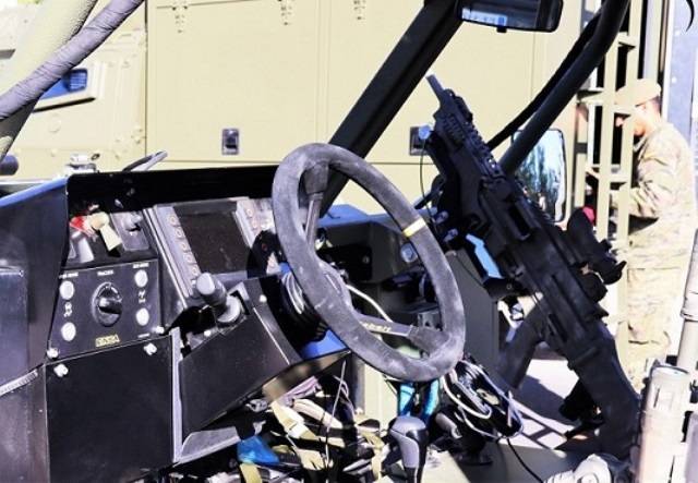 Detalle del puesto de conducción del “Neton” Mk2, al fondo se ve la ametralladora MG4 Detalle del puesto de conducción del “Neton” Mk2, al fondo se ve la ametralladora MG4