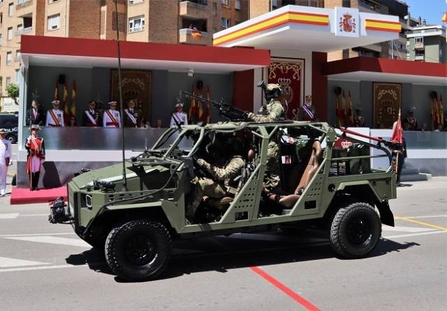 El “Neton” MK2 pasando delante de la tribuna real, durante el Día de las Fuerzas Armadas. El “Neton” MK2 pasando delante de la tribuna real, durante el Día de las Fuerzas Armadas.