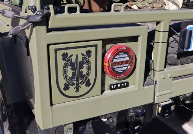 Son utilizados por el MOE, cuya insignia portan discretamente en la parte trasera. Son utilizados por el MOE, cuya insignia portan discretamente en la parte trasera.