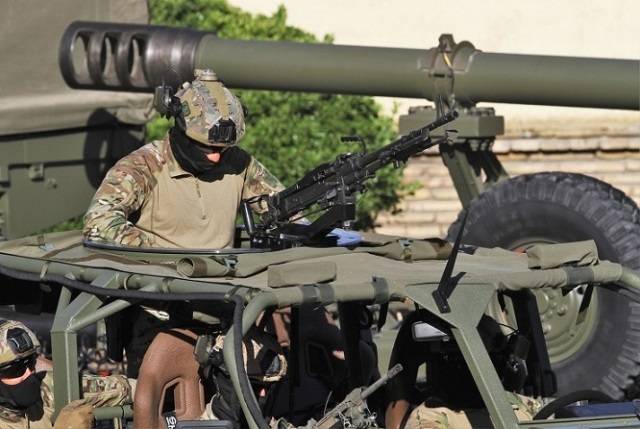 Detalle de la parte superior del “Neton” destaca el afuste, aquí utilizado por una ametralladora M-60, también a su derecha se ve el cortacables Detalle de la parte superior del “Neton” destaca el afuste, aquí utilizado por una ametralladora M-60, también a su derecha se ve el cortacables