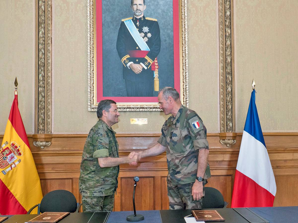 El JEME español y su homólogo francés rubrican un importante acuerdo. (Ejército de Tierra) El JEME español y su homólogo francés rubrican un importante acuerdo. (Ejército de Tierra)