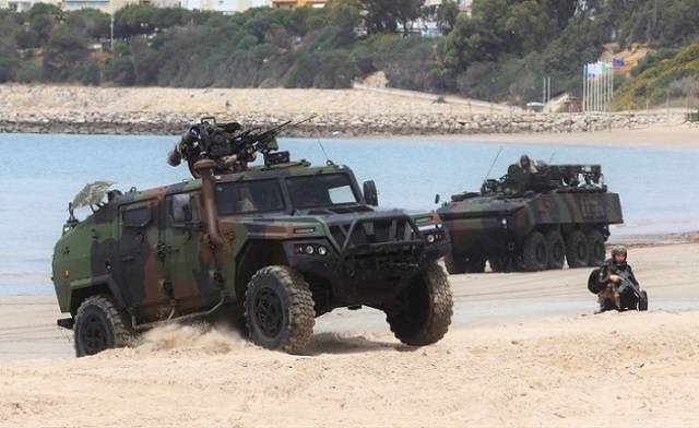 Un  todoterreno 4x4 VAMTAC ST5 del TEAR durante el desembarco en la playa del Chorrillo. 